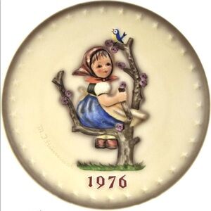 Hummel‎ 1976 Annual Hummel Plate, 
Apple Tree Girl